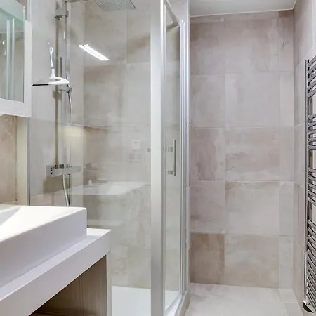 Luxueux T3 Contemporain A Village, Proche Pistes Et Commerces, Avec Balcon Et Parking - Fr-1-562-30 * Courchevel